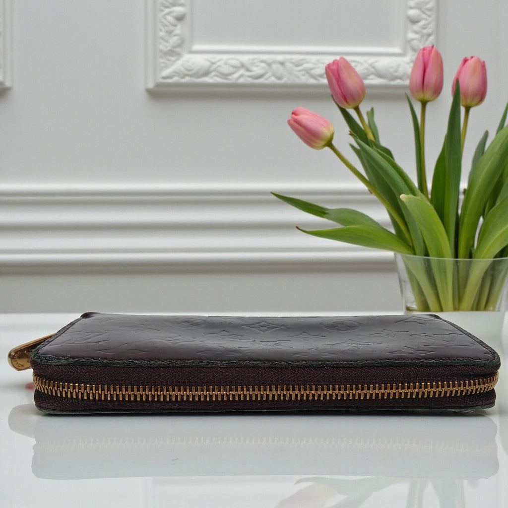 LOUIS VUITTON Vernis Amarante Patent Leather Zippy Wallet in Burgundy
