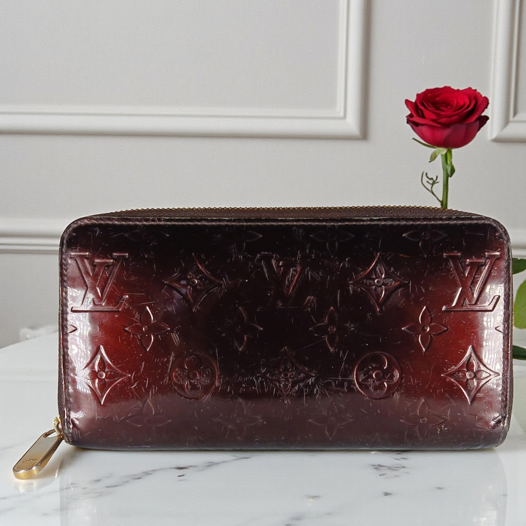 LOUIS VUITTON Vernis Amarante Patent Leather Zippy Wallet in Burgundy