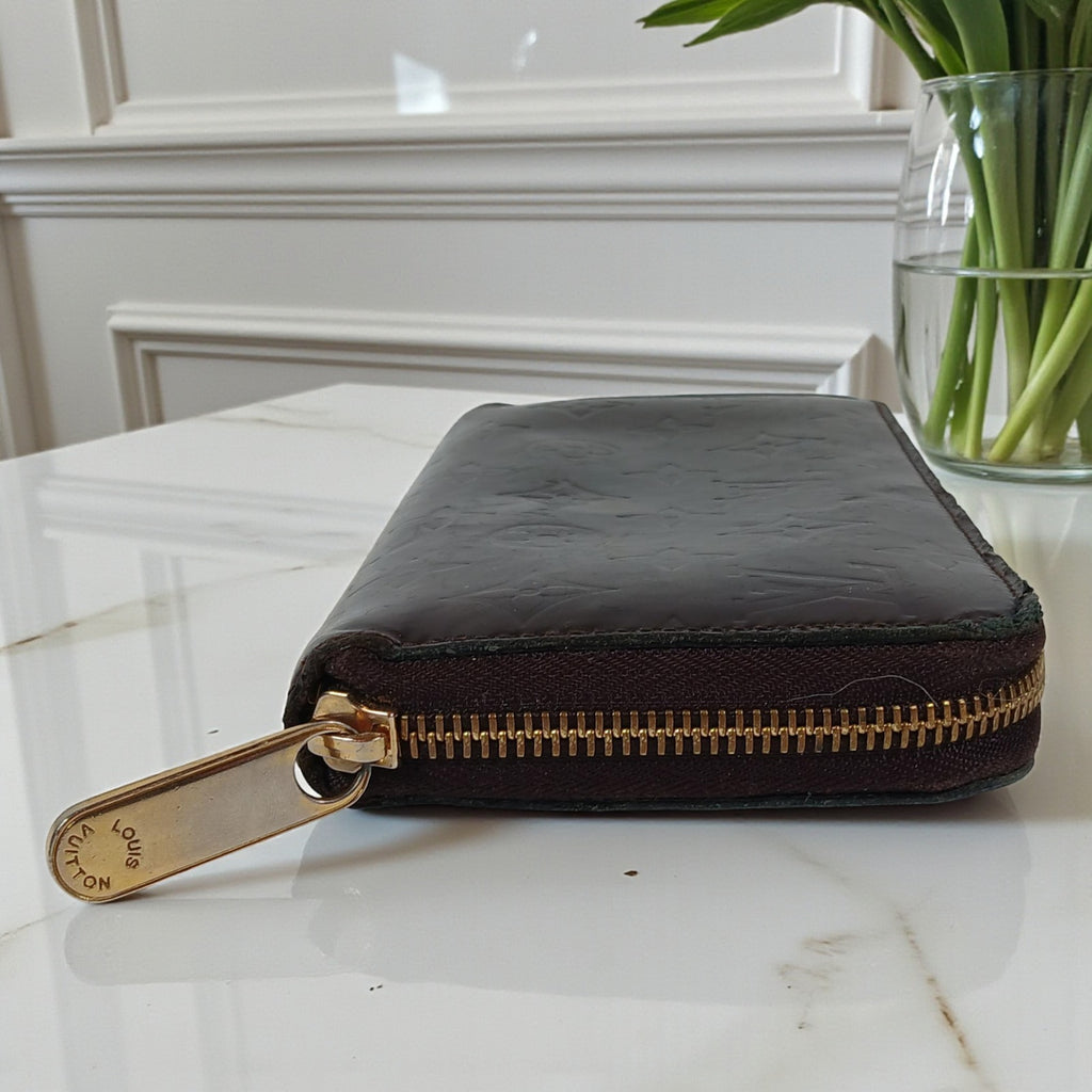 LOUIS VUITTON Vernis Amarante Patent Leather Zippy Wallet in Burgundy