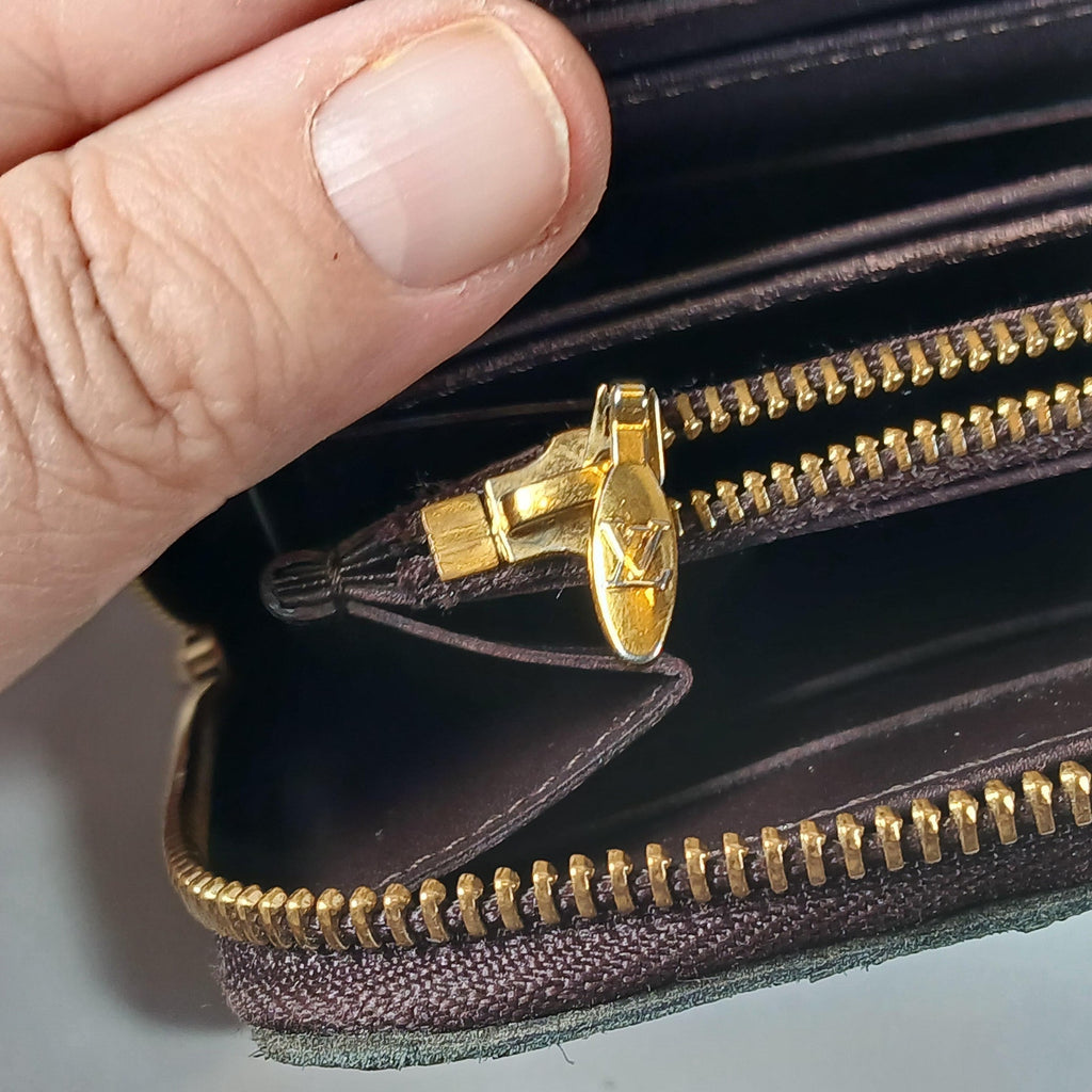LOUIS VUITTON Vernis Amarante Patent Leather Zippy Wallet in Burgundy