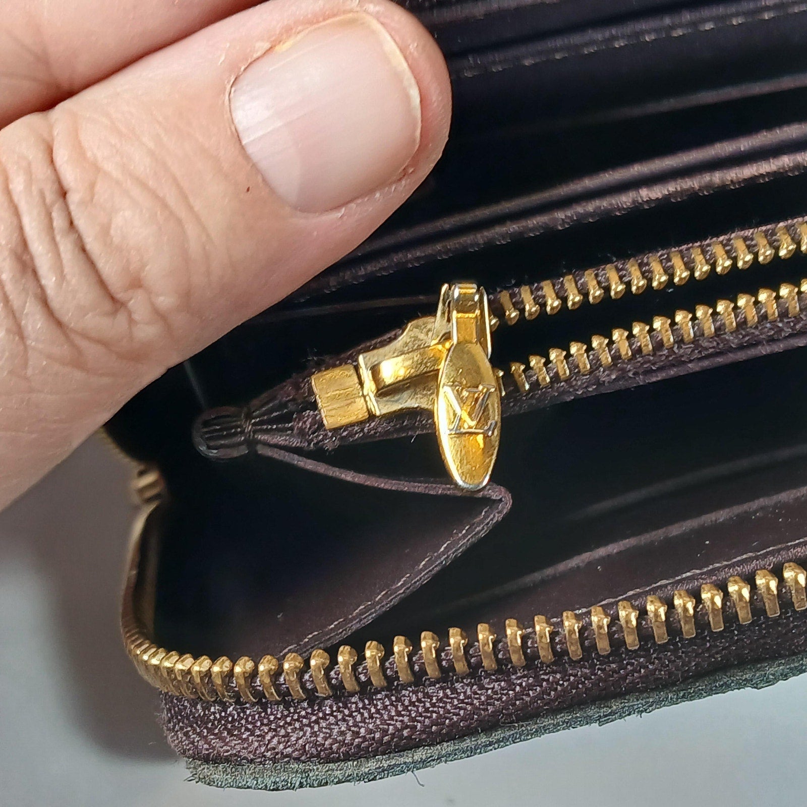 LOUIS VUITTON Vernis Amarante Patent Leather Zippy Wallet in Burgundy
