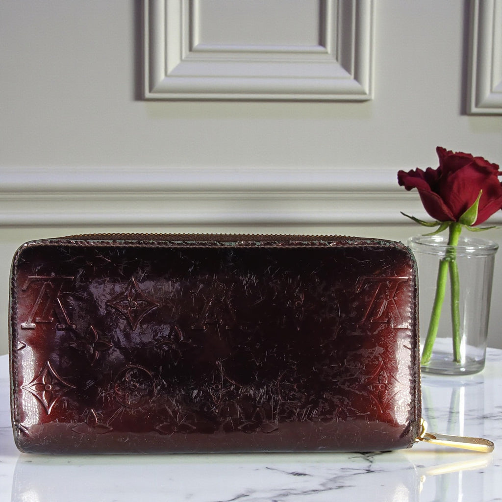 LOUIS VUITTON Vernis Amarante Patent Leather Zippy Wallet in Burgundy